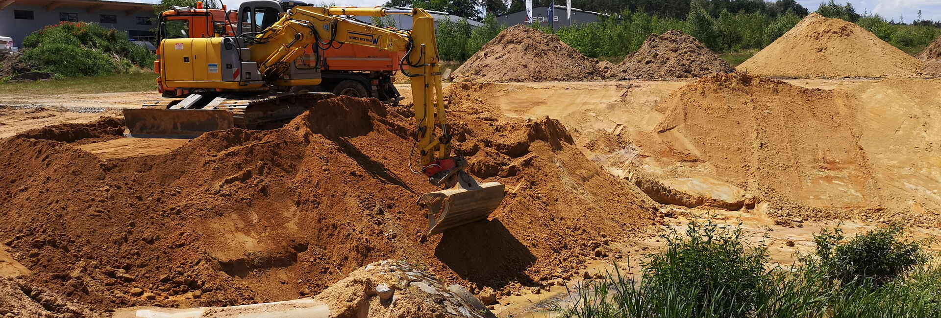 Ein Bagger in einer Sandgrube