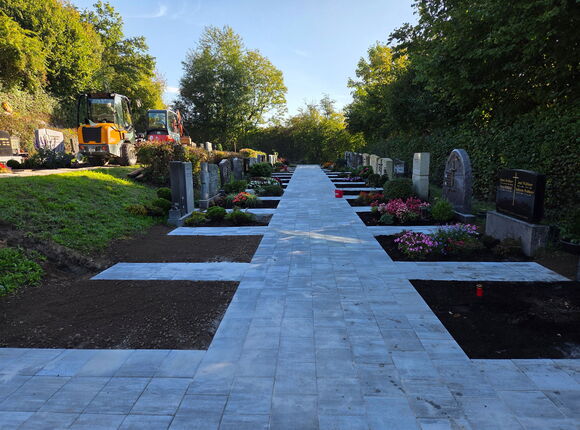 Verlegtes Pflaster in einem Friedhofsgelände