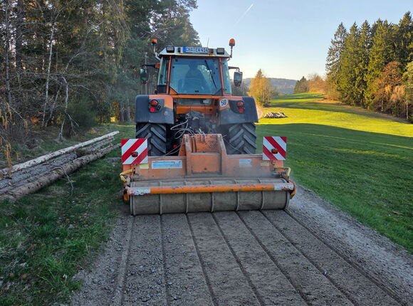 Traktor als Zugmaschine mit Arbeitsgerät