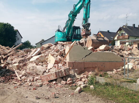 Abbruch einer Hauswand durch einen Bagger