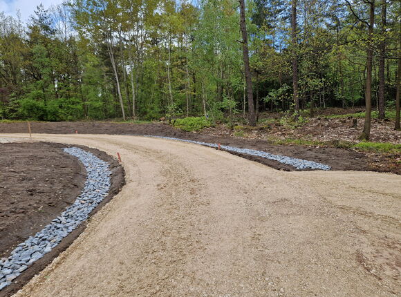 Blick auf einen neu errichteten Straßenuntergrund