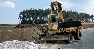 Ein Zeppelin-Bagger auf einem Straßenbauabschnitt