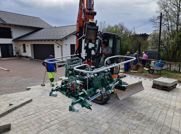 Pflastermaschine beim Pflastern einer Hofeinfahrt
