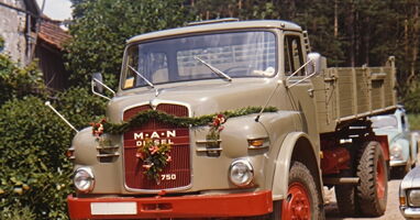 Ein geschmückter MAN-LKW aus 1969