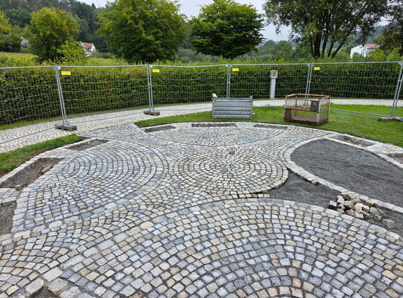 Verlegtes Kopfsteinpflaster in einem Friedhofsgelände