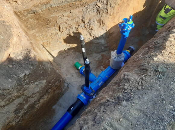 Wasserleitungsrohre in einem Erdschacht