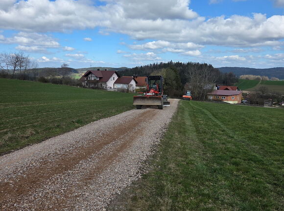 Ein Baumaschienenfahrzeug auf einem Schotterweg