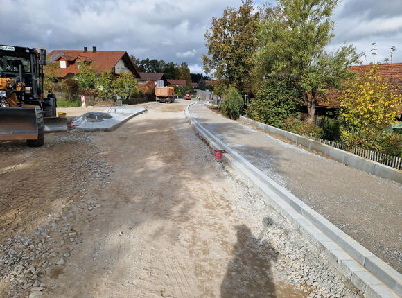 Blick auf eine Straße im Neubau