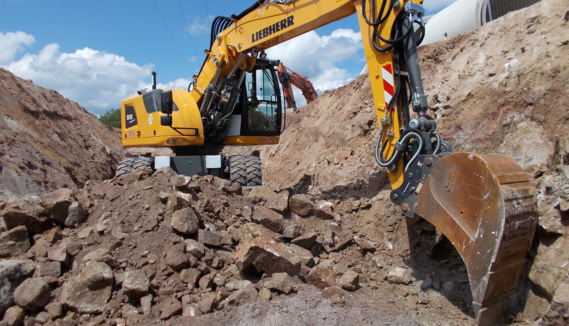 Liebherr-Bagger steht auf Geröll