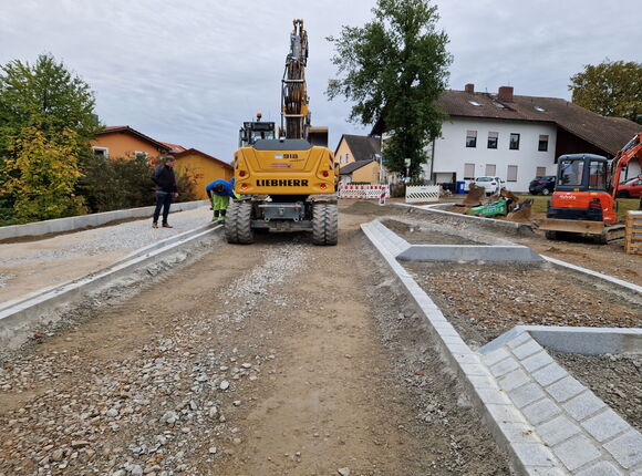 Ein Bagger steht in einer Straßeneinfassung