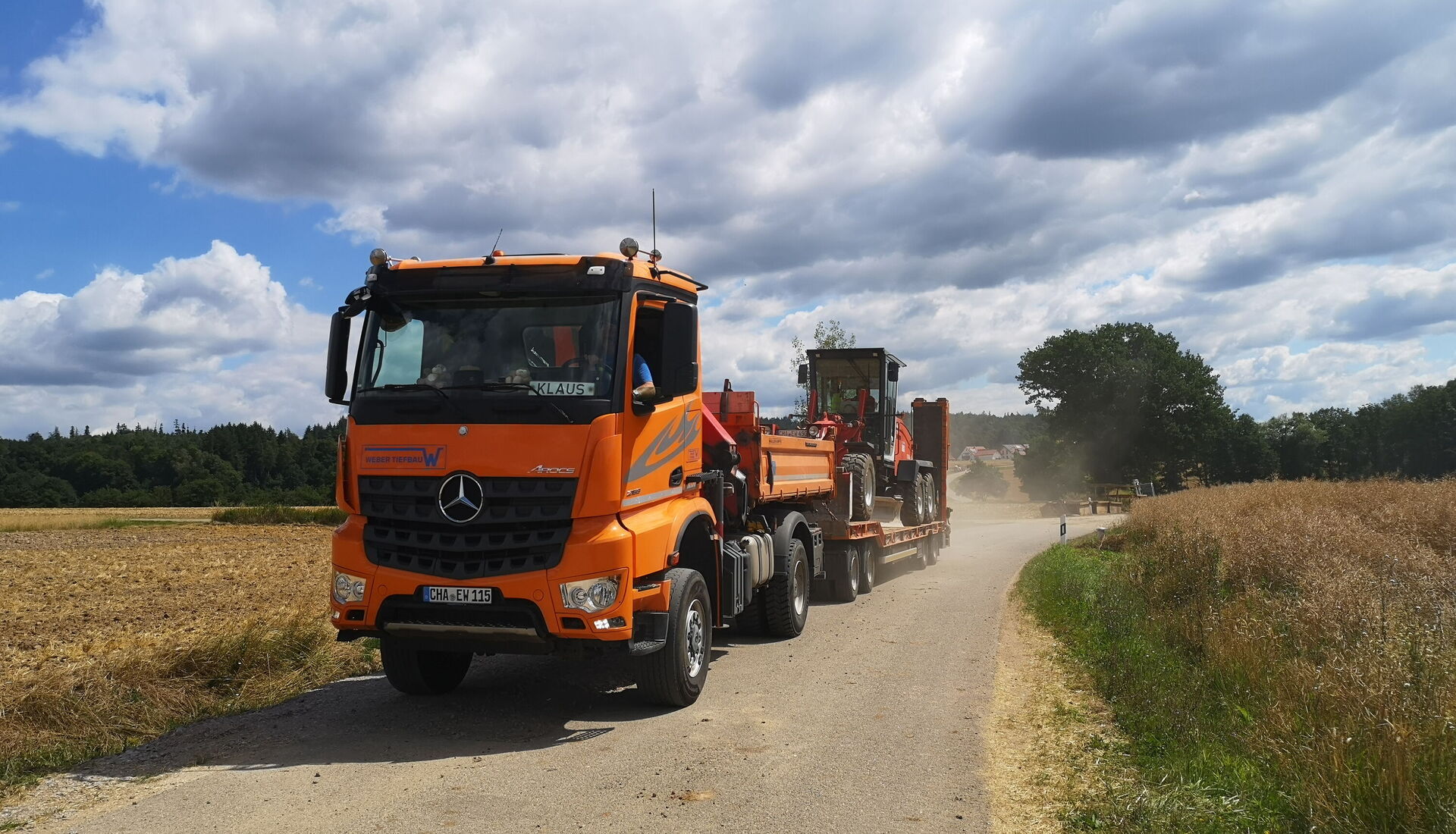 LKW mit Anhänger und aufgeladenem Lader
